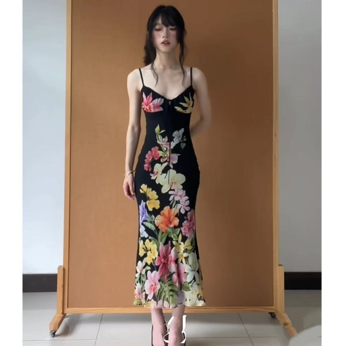 Tropic Strap Vintage - Vestido Feminino Retrô com Estampa Floral